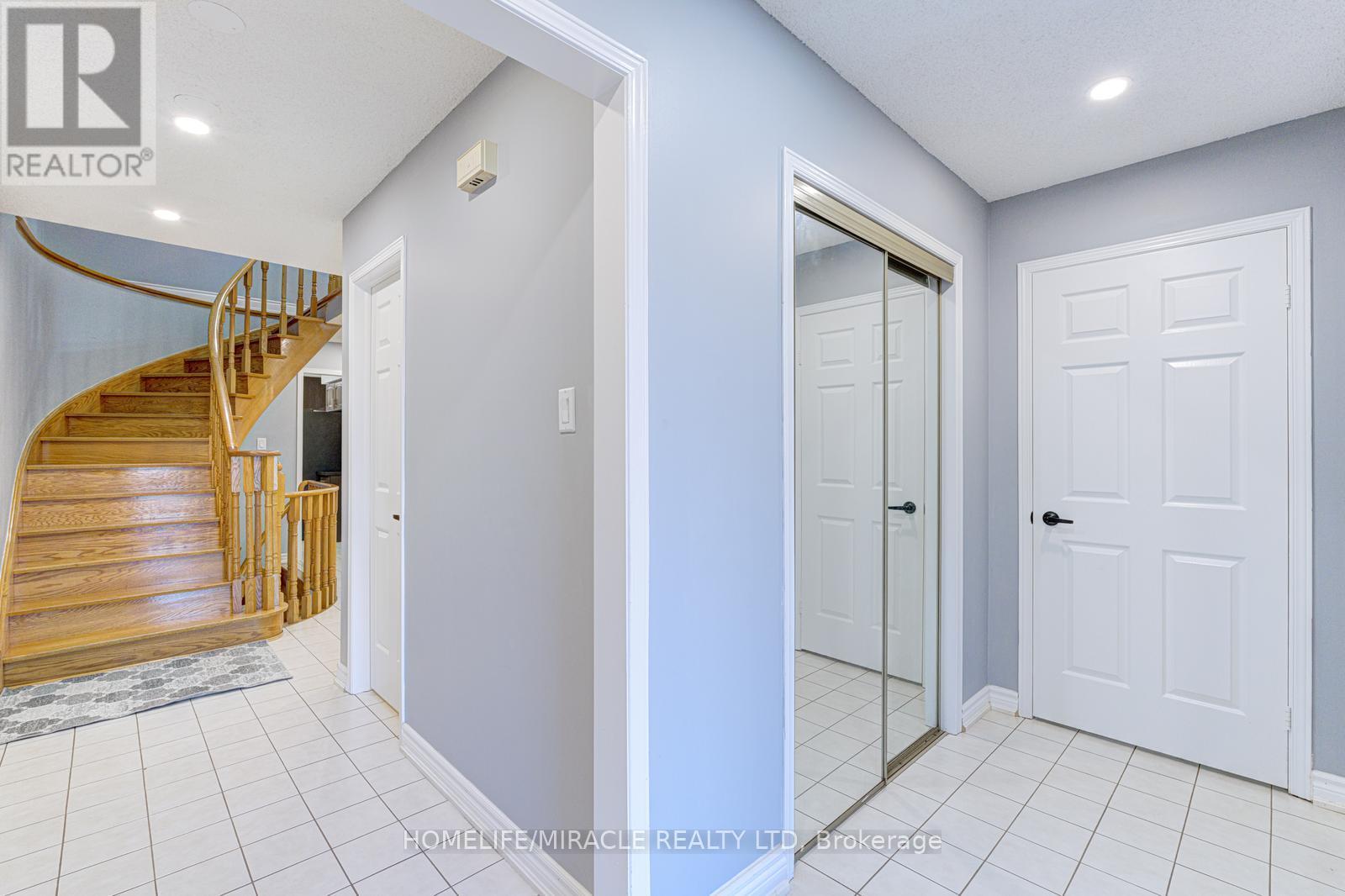 32 Pennsylvania Avenue, Brampton, Ontario  L6Y 4N7 - Photo 4 - W12979420