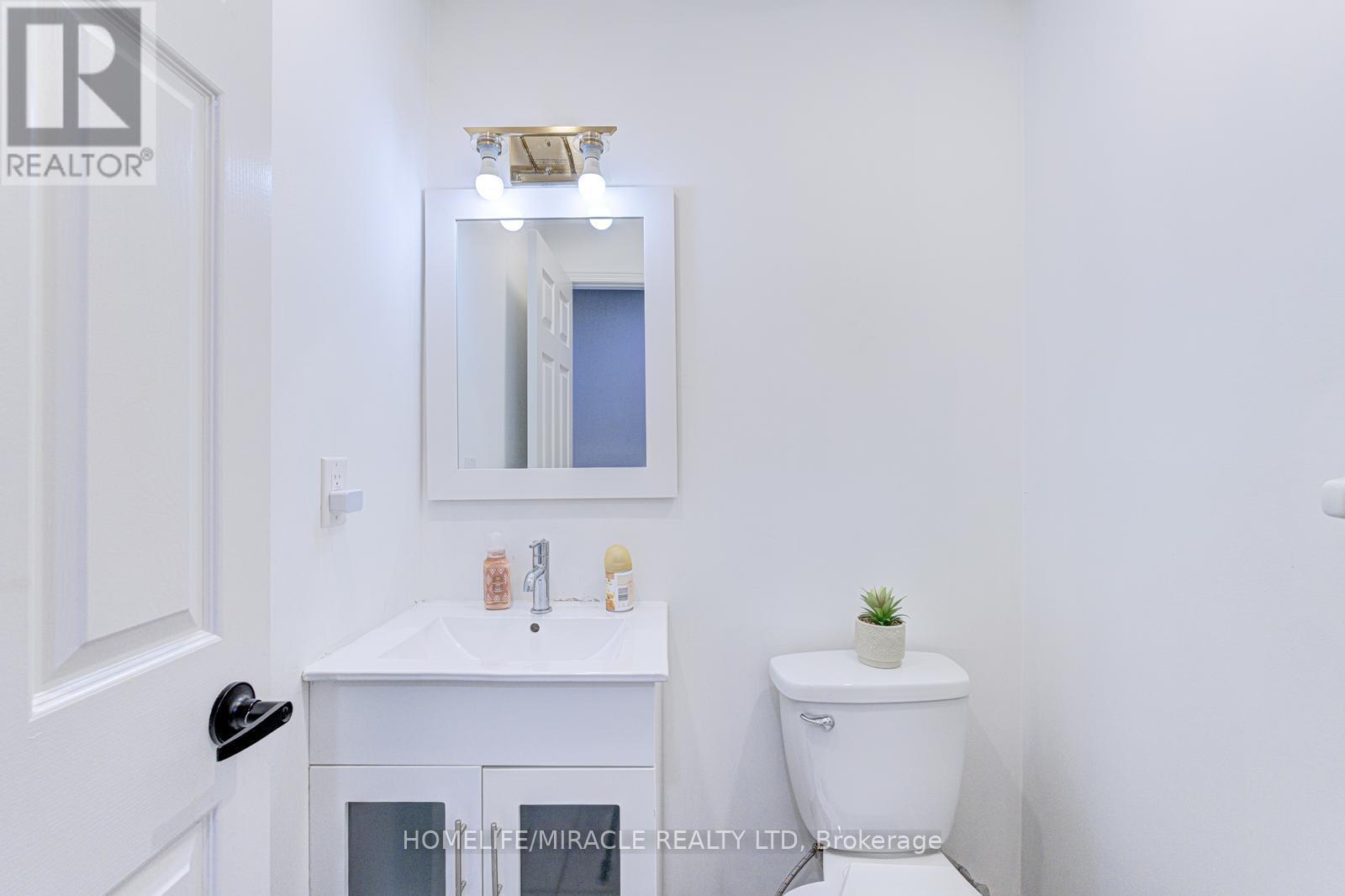 32 Pennsylvania Avenue, Brampton, Ontario  L6Y 4N7 - Photo 5 - W12979420