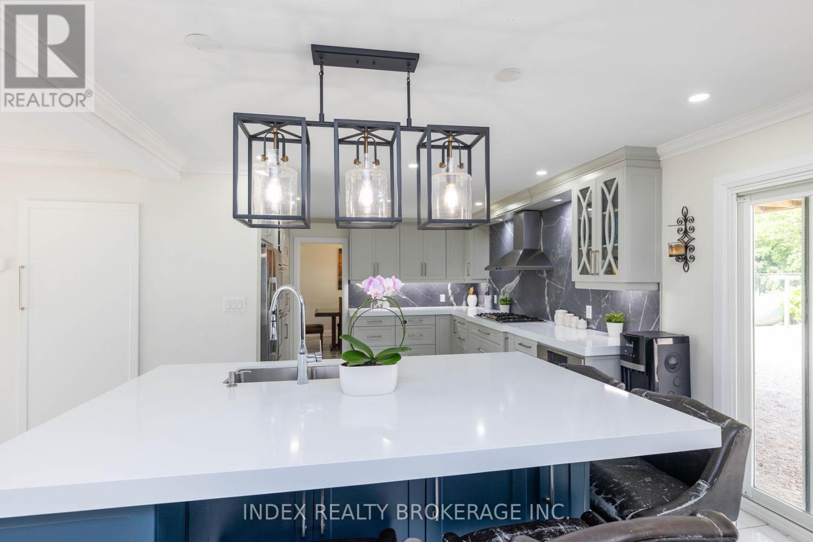 15277 Dixie Road, Caledon, Ontario  L7C 2N1 - Photo 10 - W12979438