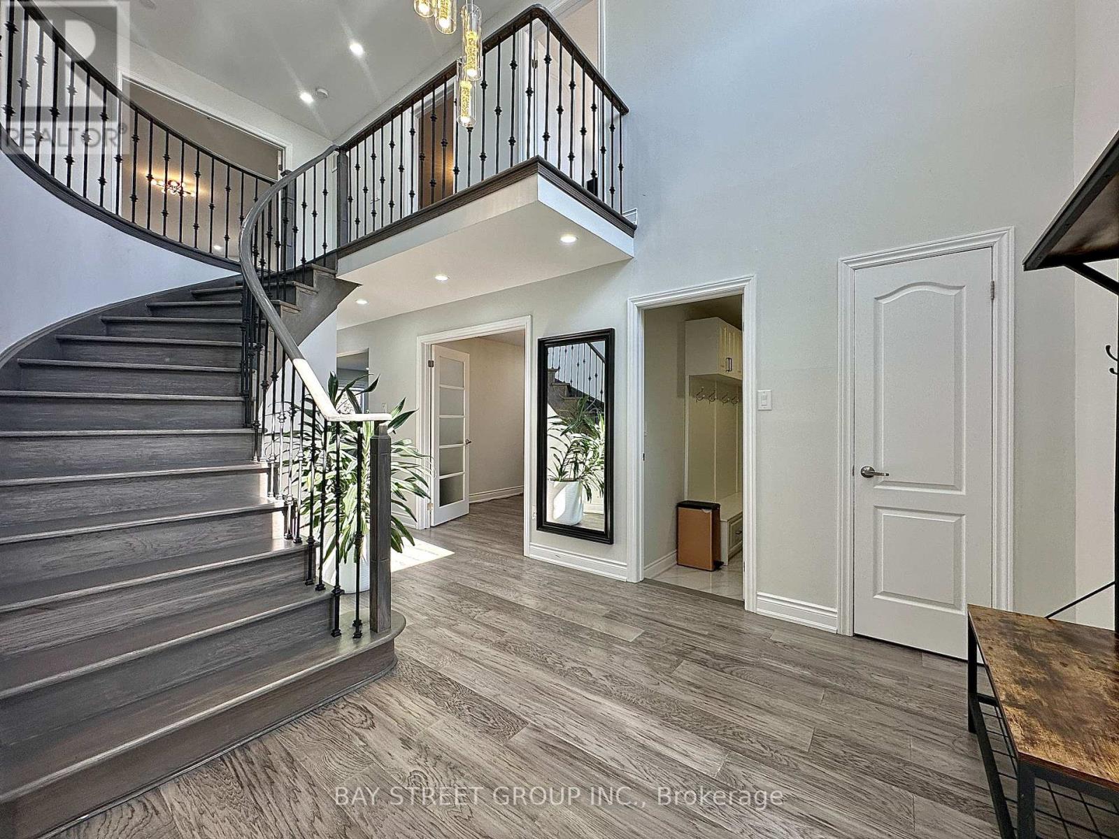 1593 Wintergrove Gardens, Mississauga, Ontario  L5M 3Z9 - Photo 2 - W12979516