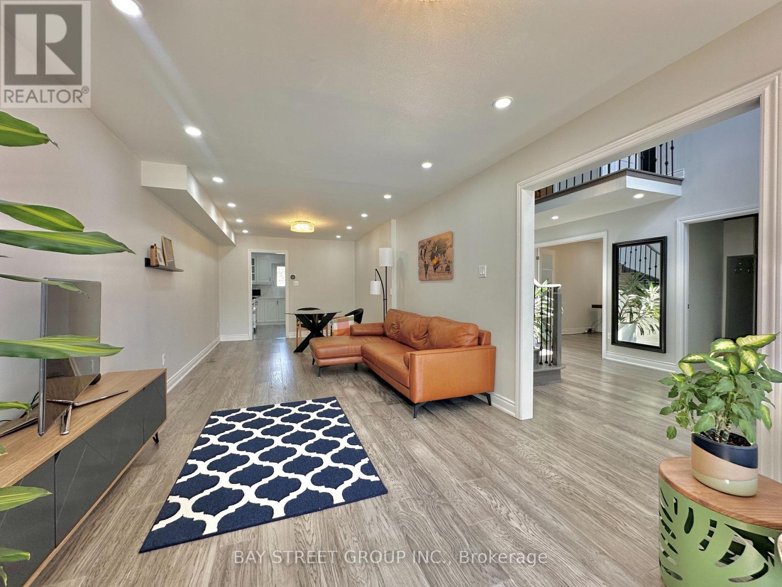 1593 Wintergrove Gardens, Mississauga, Ontario  L5M 3Z9 - Photo 3 - W12979516