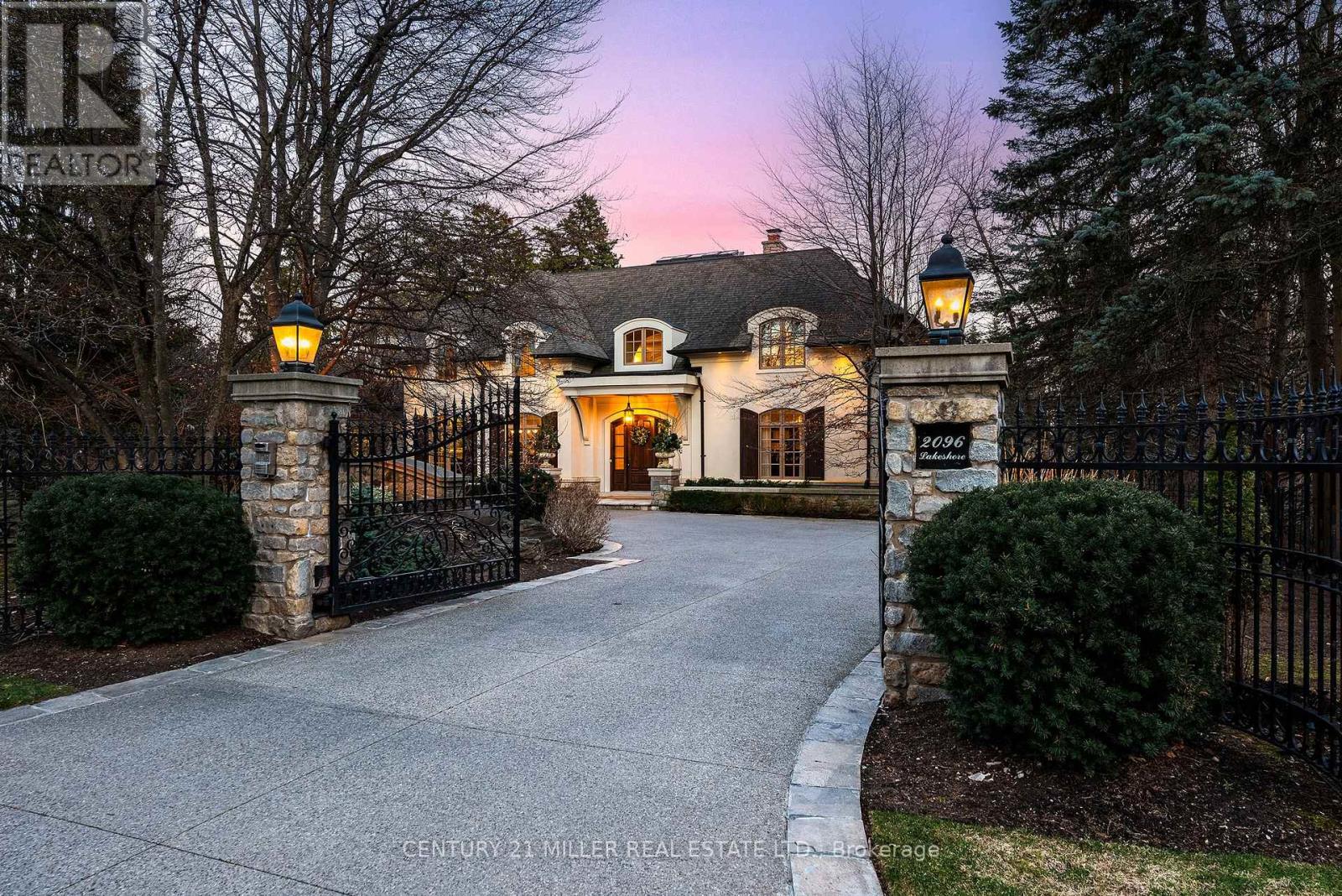 2096 LAKESHORE ROAD E, Oakville, Ontario