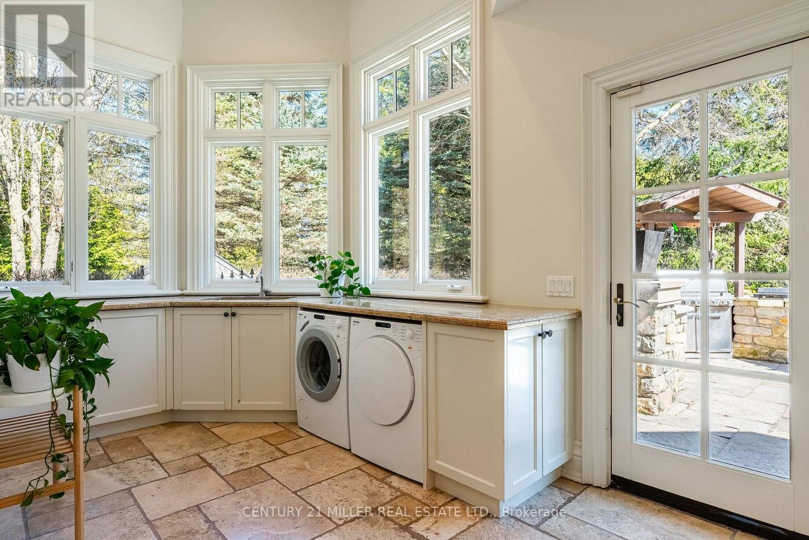 2096 Lakeshore Road E, Oakville, Ontario  L6J 1M3 - Photo 20 - W12979552