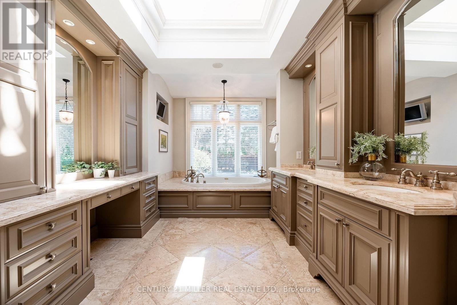 2096 Lakeshore Road E, Oakville, Ontario  L6J 1M3 - Photo 24 - W12979552