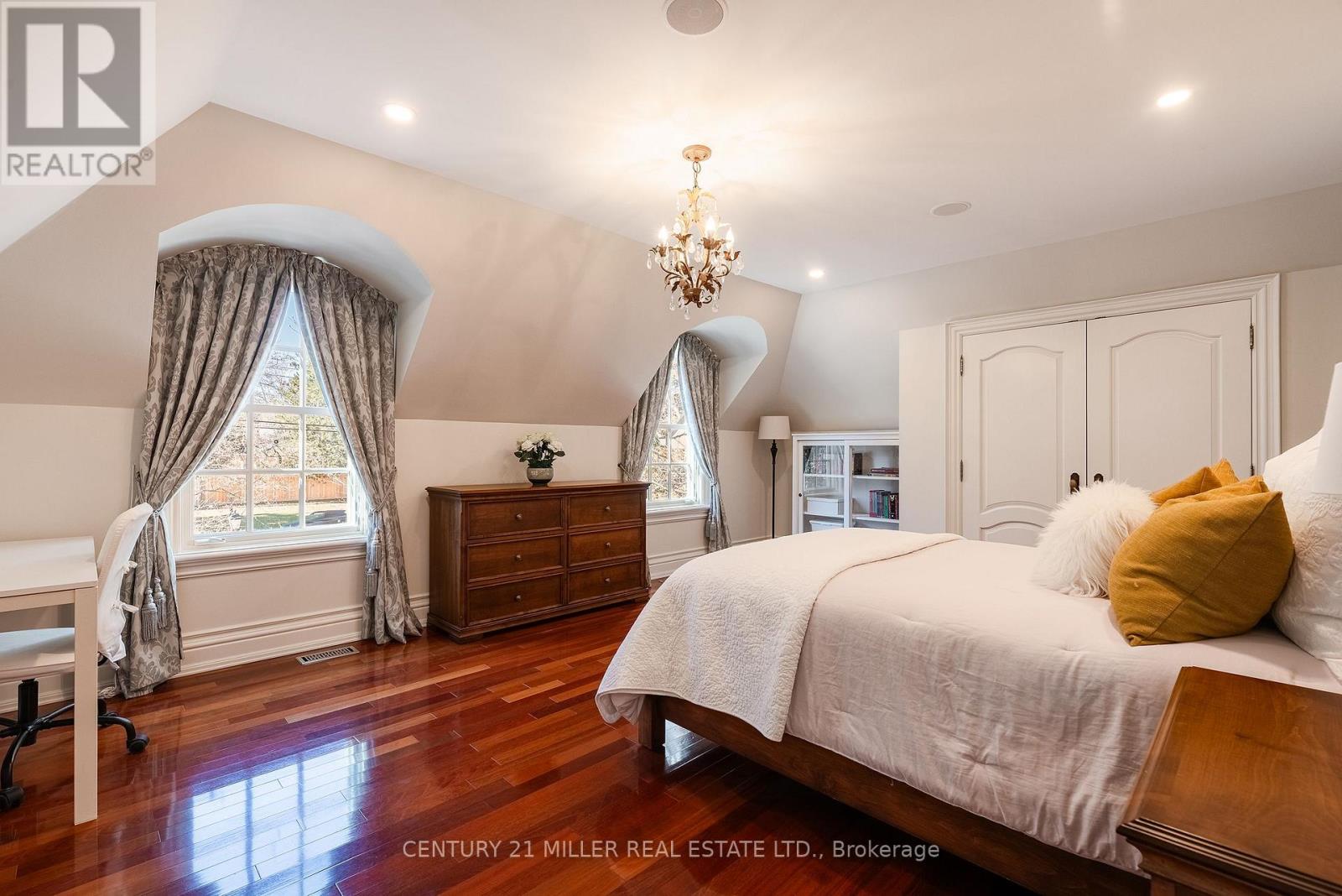 2096 Lakeshore Road E, Oakville, Ontario  L6J 1M3 - Photo 26 - W12979552