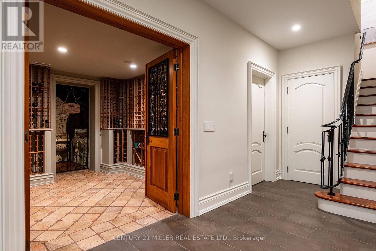 2096 Lakeshore Road E, Oakville, Ontario  L6J 1M3 - Photo 35 - W12979552