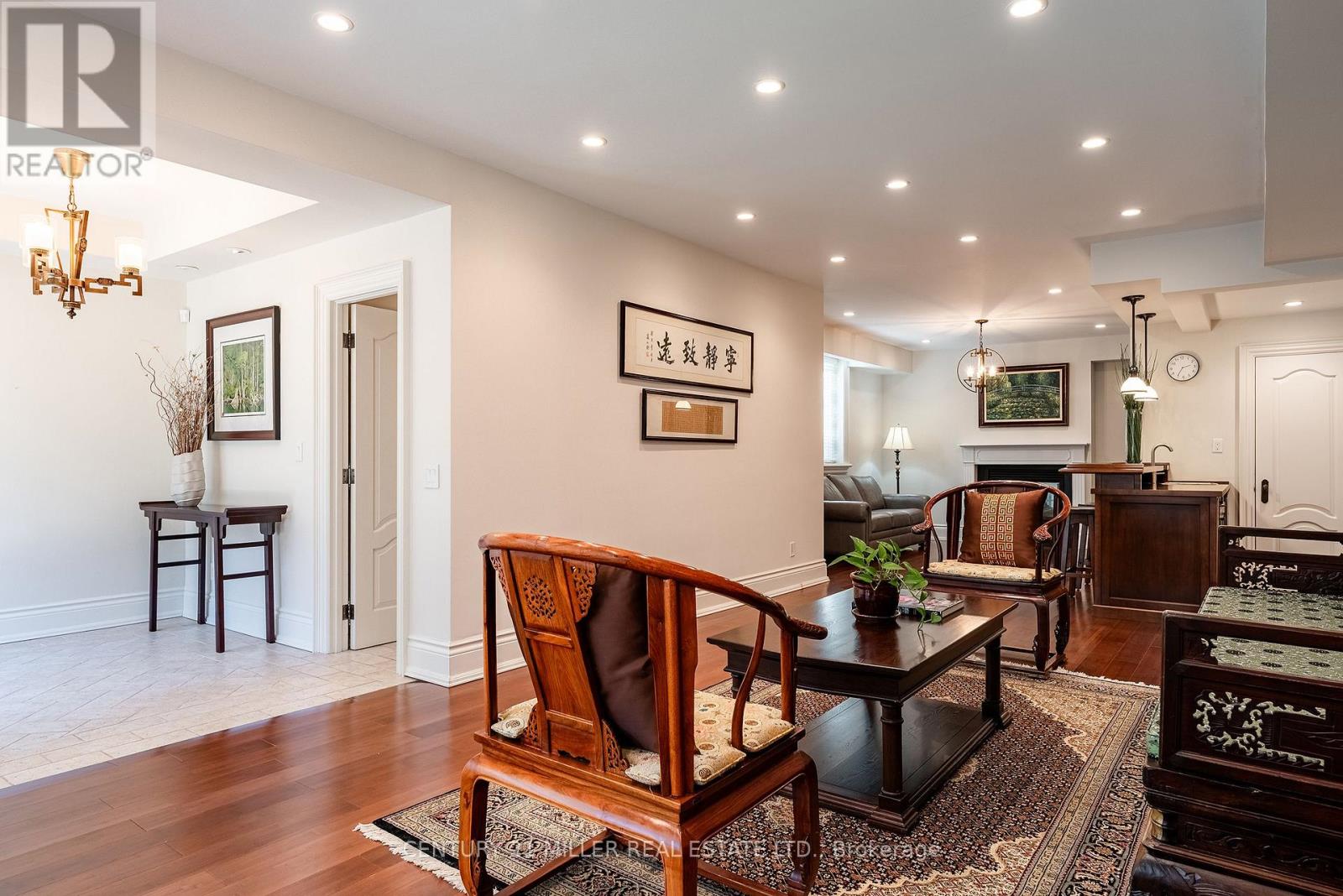 2096 Lakeshore Road E, Oakville, Ontario  L6J 1M3 - Photo 38 - W12979552