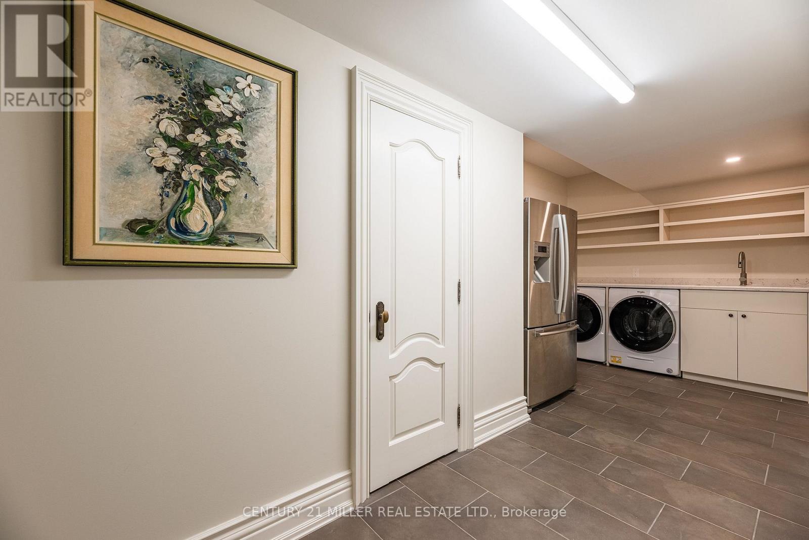 2096 Lakeshore Road E, Oakville, Ontario  L6J 1M3 - Photo 42 - W12979552