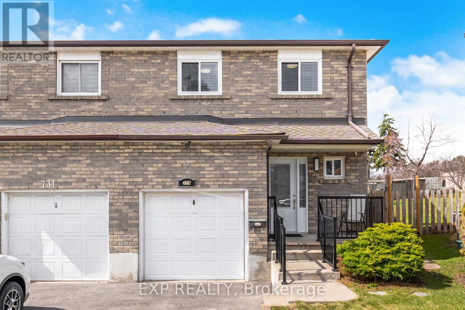 729 Carrying Place, Mississauga, Ontario  L5C 3W6 - Photo 2 - W12979596