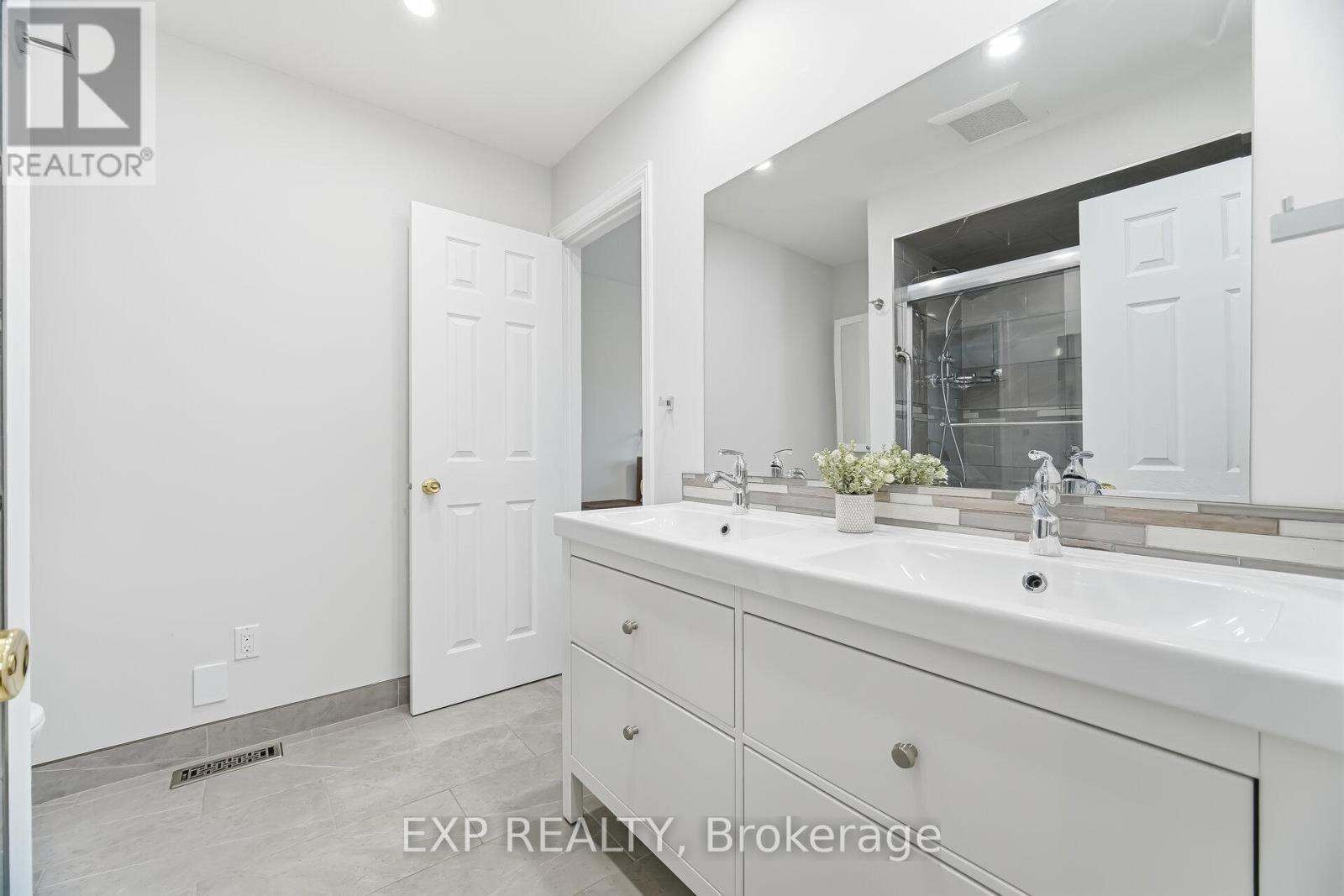 729 Carrying Place, Mississauga, Ontario  L5C 3W6 - Photo 24 - W12979596