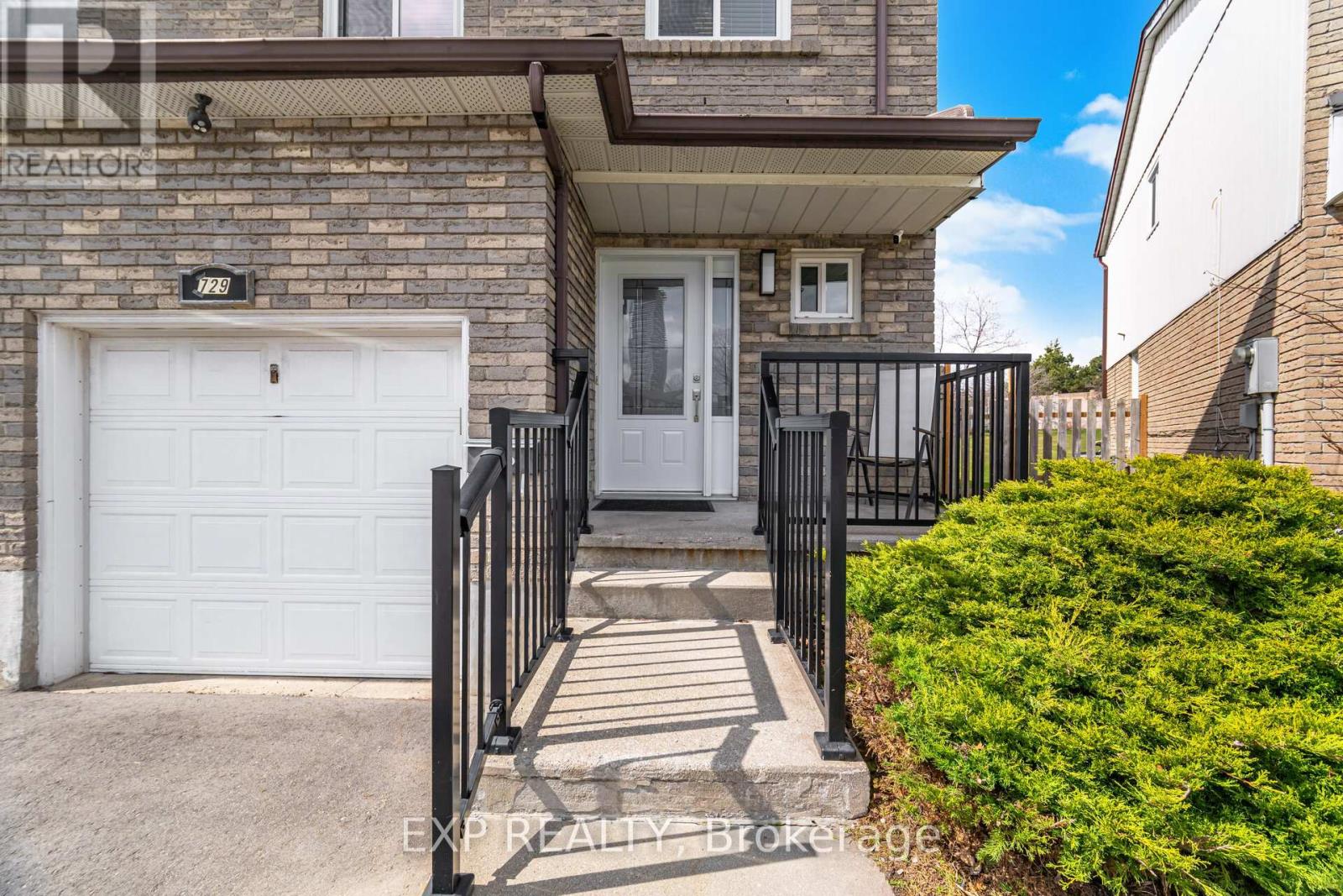 729 Carrying Place, Mississauga, Ontario  L5C 3W6 - Photo 3 - W12979596