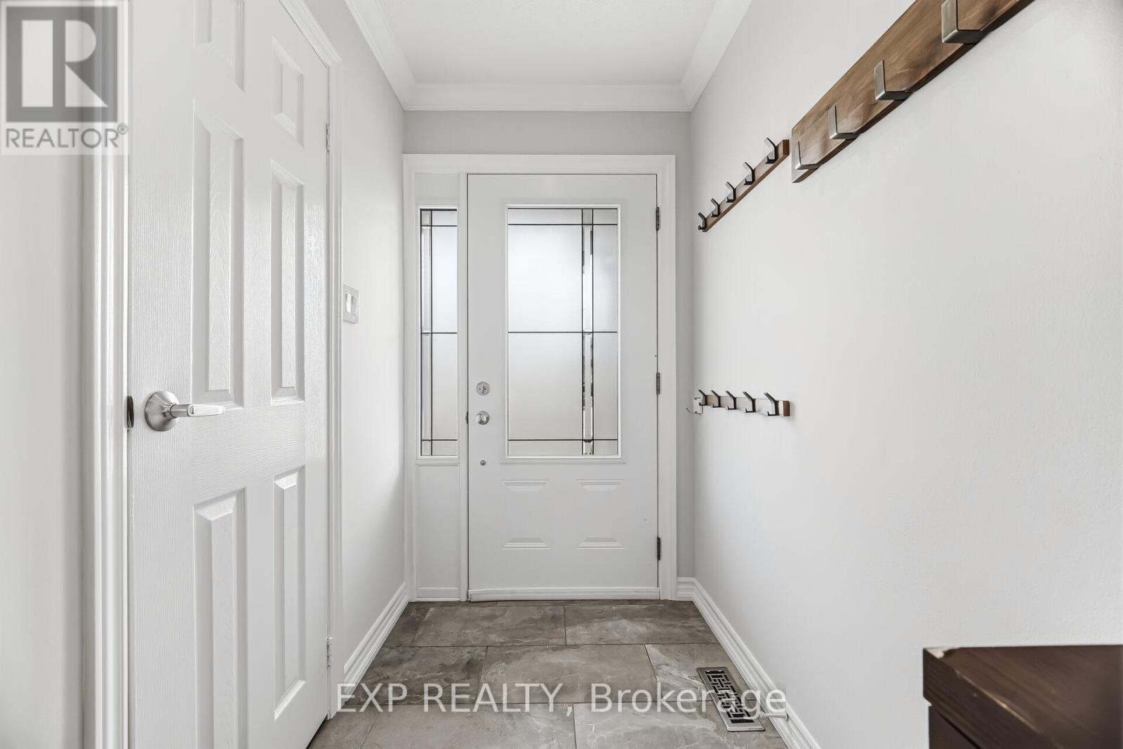 729 Carrying Place, Mississauga, Ontario  L5C 3W6 - Photo 4 - W12979596