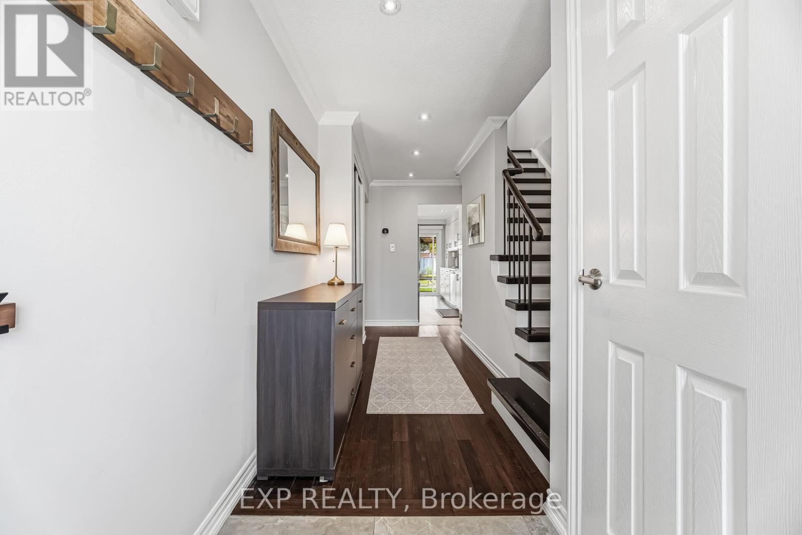 729 Carrying Place, Mississauga, Ontario  L5C 3W6 - Photo 5 - W12979596