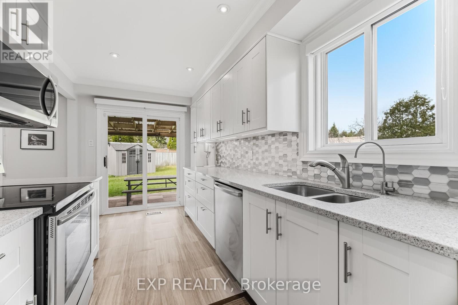 729 Carrying Place, Mississauga, Ontario  L5C 3W6 - Photo 7 - W12979596