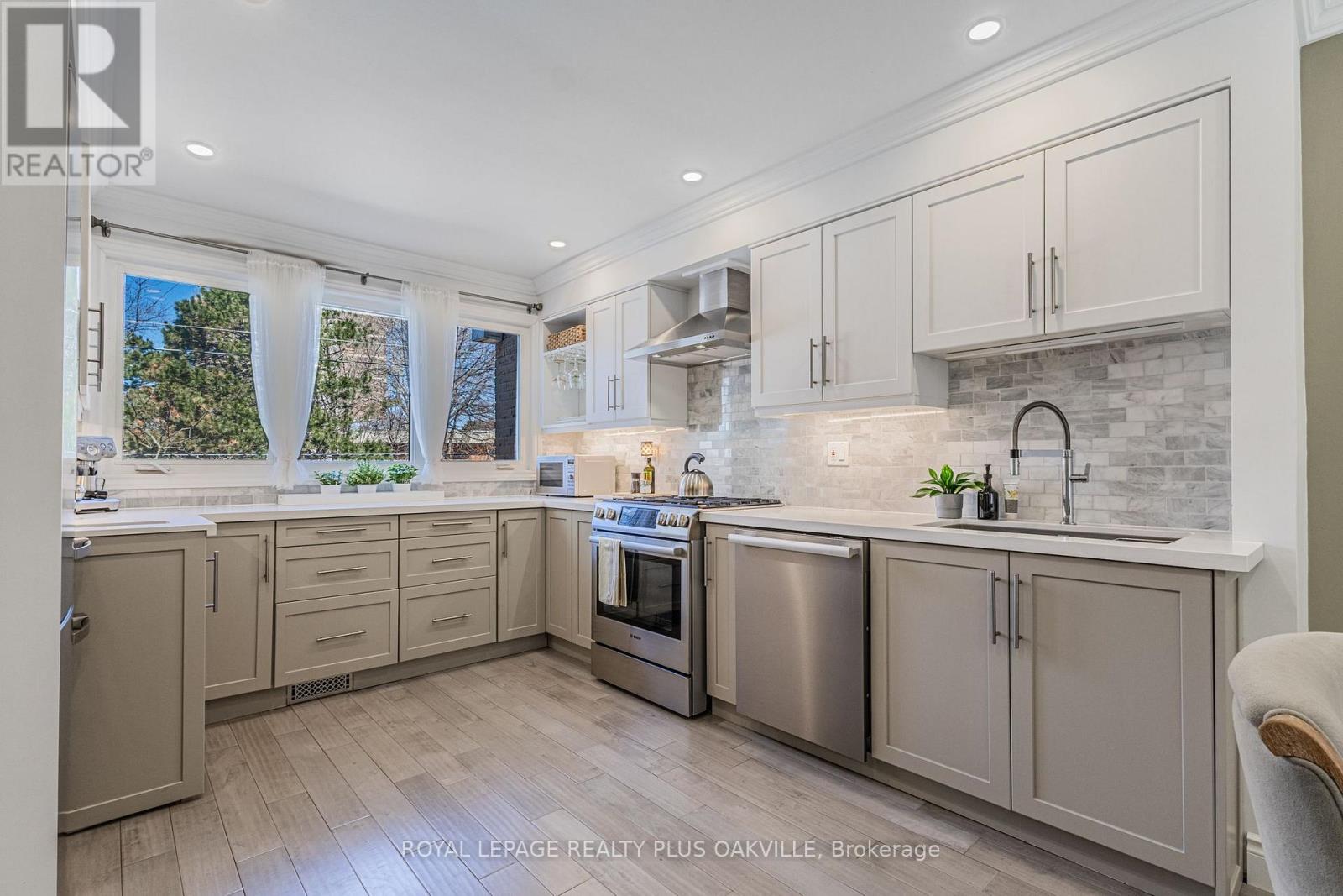 2224 Marine Drive, Oakville, Ontario  L6L 1C1 - Photo 10 - W12979598