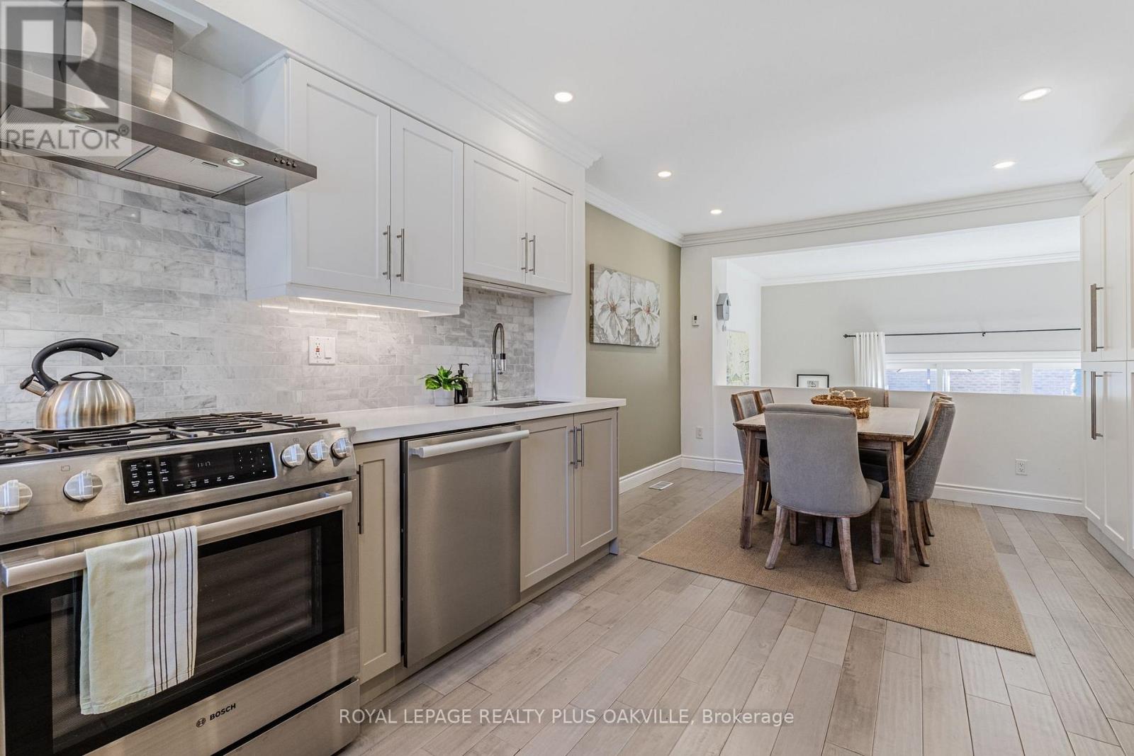 2224 Marine Drive, Oakville, Ontario  L6L 1C1 - Photo 11 - W12979598