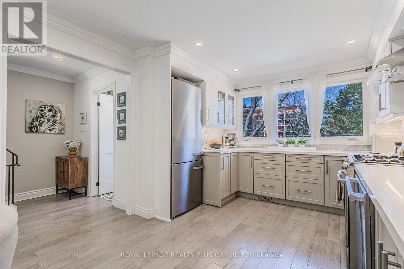 2224 Marine Drive, Oakville, Ontario  L6L 1C1 - Photo 12 - W12979598