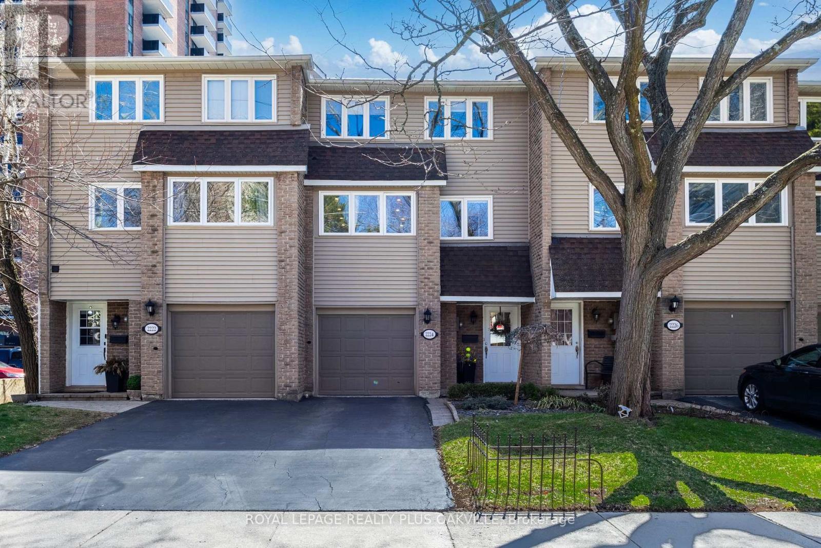 2224 Marine Drive, Oakville, Ontario  L6L 1C1 - Photo 3 - W12979598