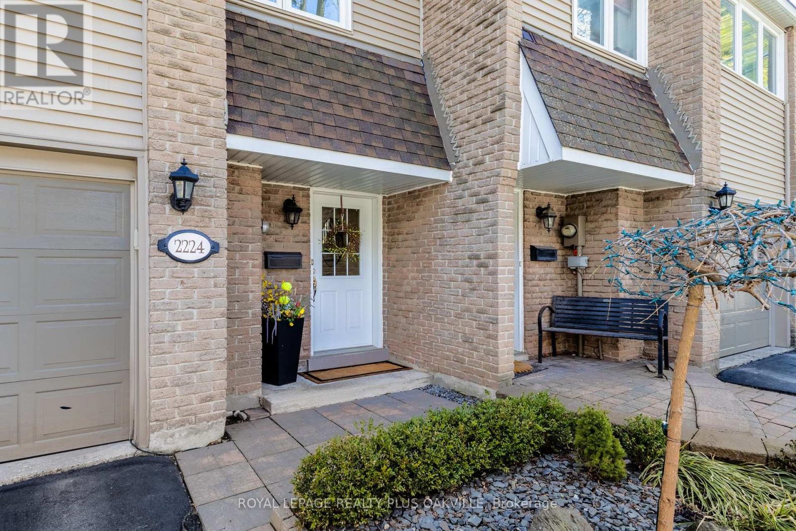 2224 Marine Drive, Oakville, Ontario  L6L 1C1 - Photo 4 - W12979598