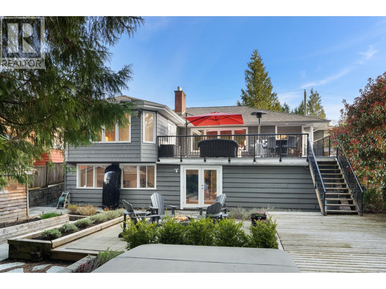 956 Belvista Crescent, North Vancouver, British Columbia  V7R 2B4 - Photo 2 - R3109444