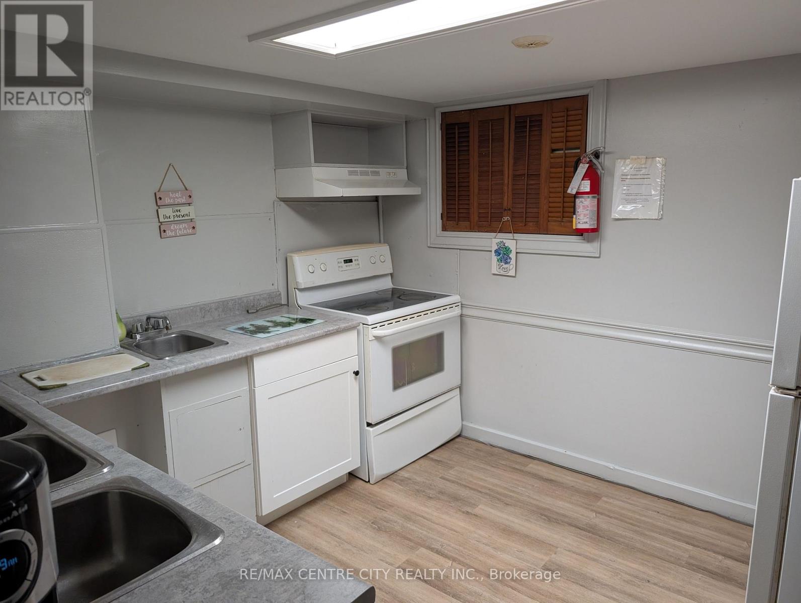 334 Queens Avenue, London East (East F), Ontario  N6B 1X4 - Photo 4 - X12975532