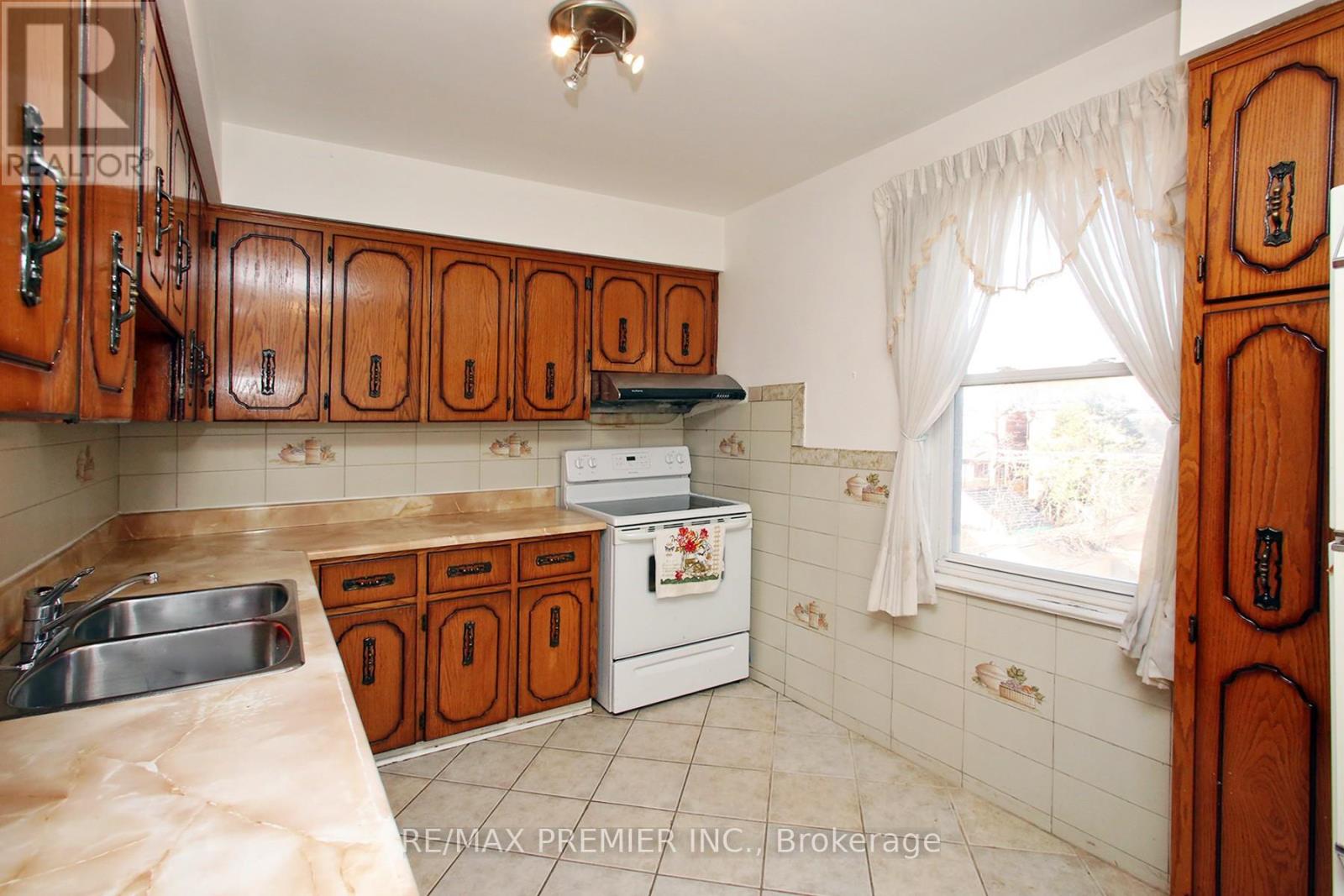 172 Lauder Avenue, Toronto, Ontario  M6E 3H4 - Photo 18 - C12976410