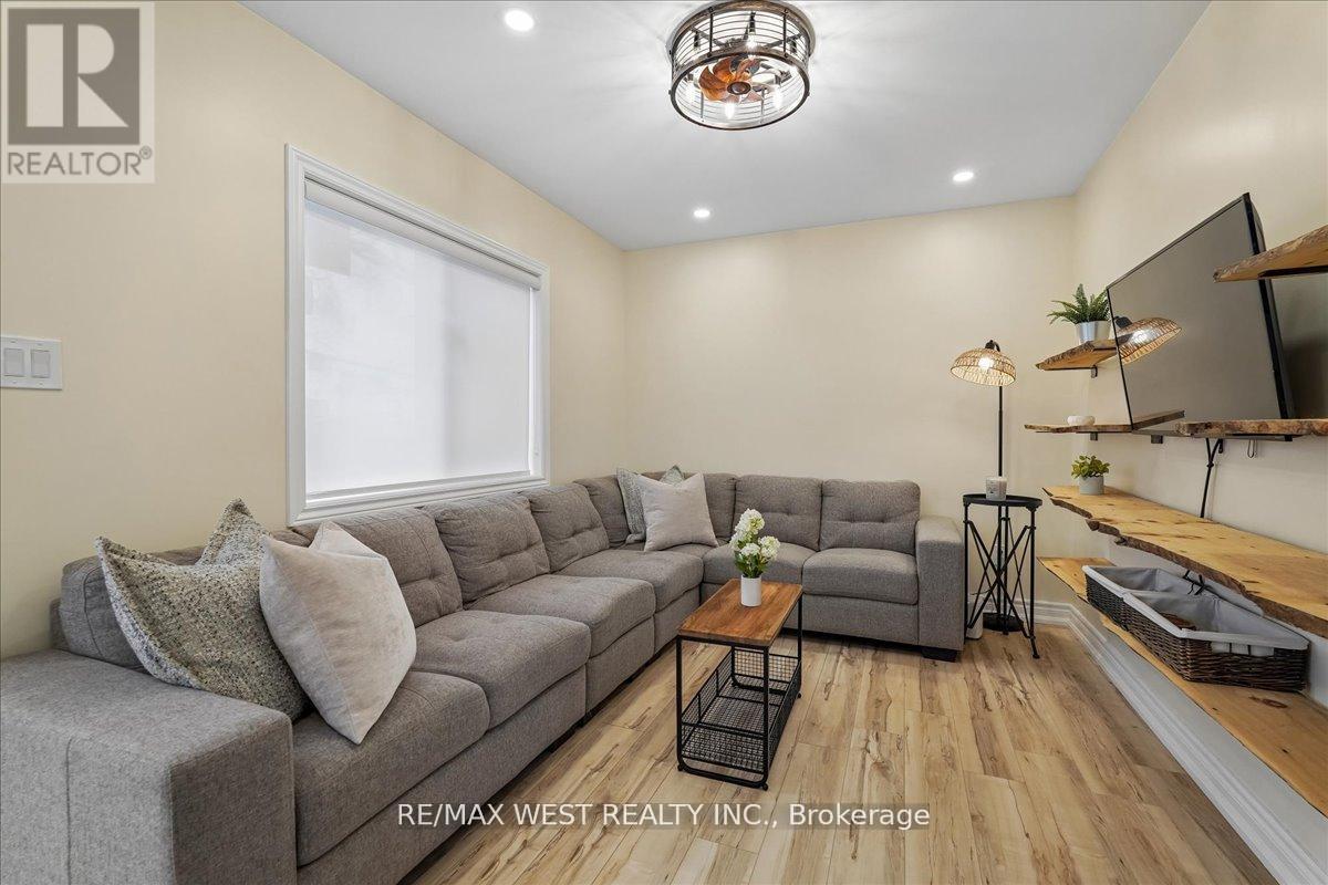 201 Rhodes Avenue, Toronto, Ontario  M4L 3A2 - Photo 12 - E12979642