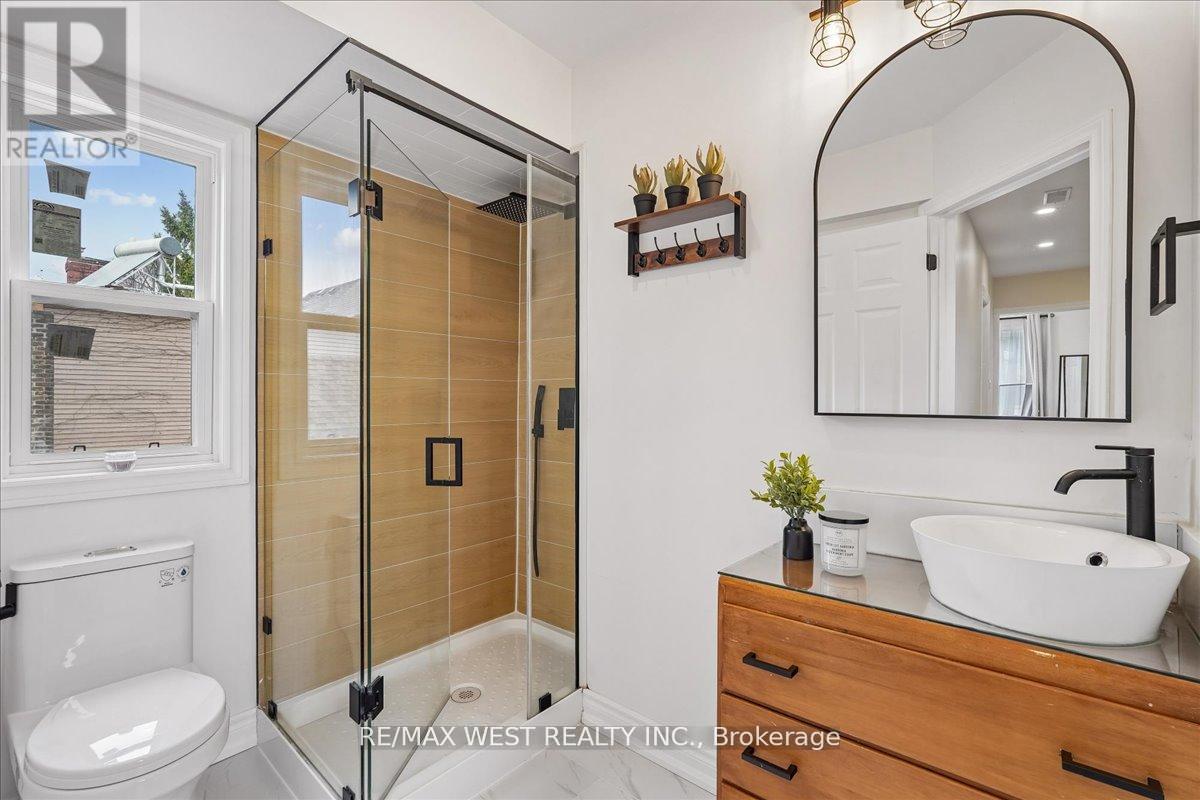 201 Rhodes Avenue, Toronto, Ontario  M4L 3A2 - Photo 17 - E12979642