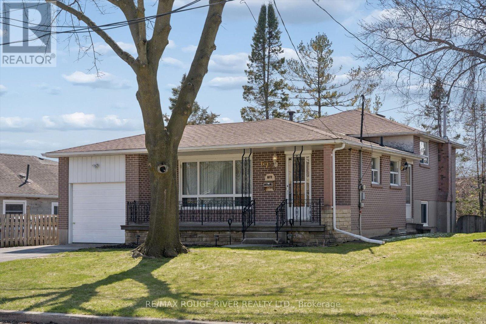 672 Pleasant Street, Pickering, Ontario  L1W 1P7 - Photo 3 - E12979648
