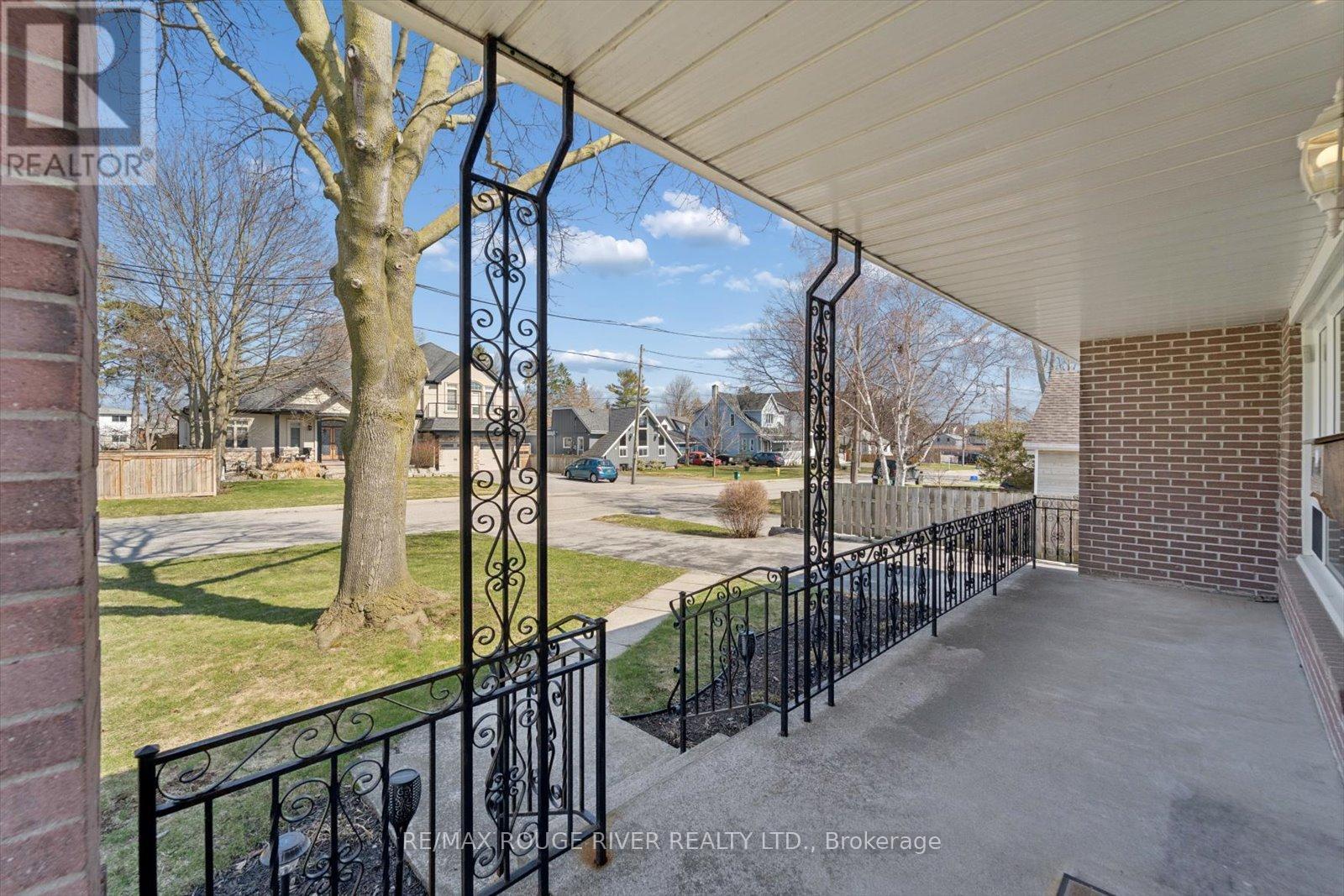672 Pleasant Street, Pickering, Ontario  L1W 1P7 - Photo 4 - E12979648