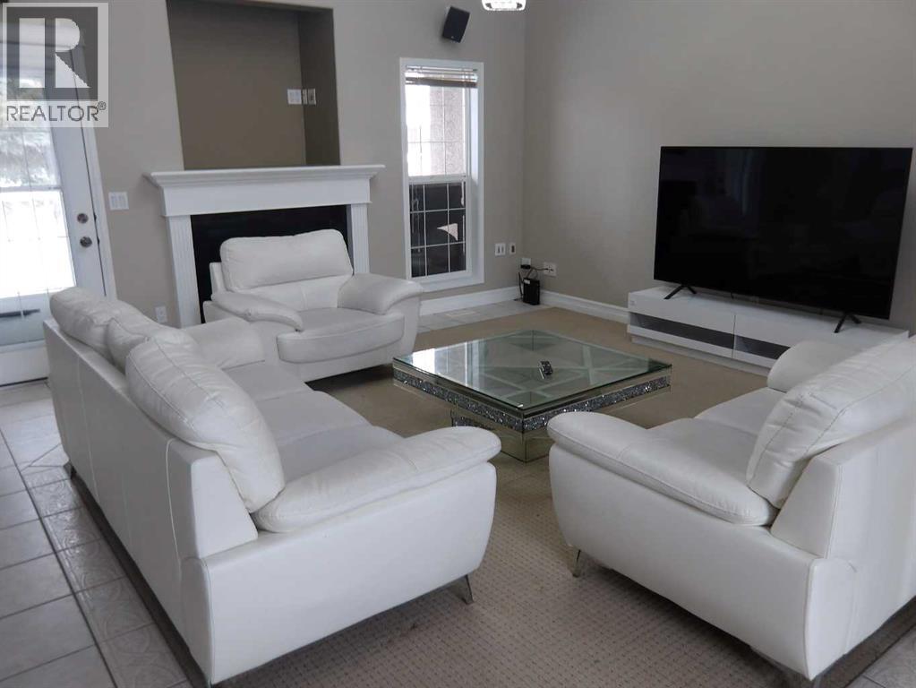 39 Ashley Close, Red Deer, Alberta  T4R 2X3 - Photo 3 - A2296003