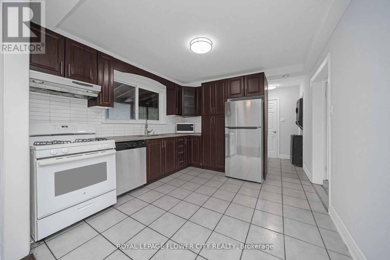 60 Lexington Avenue, Toronto, Ontario  M9V 2G8 - Photo 12 - W12979614