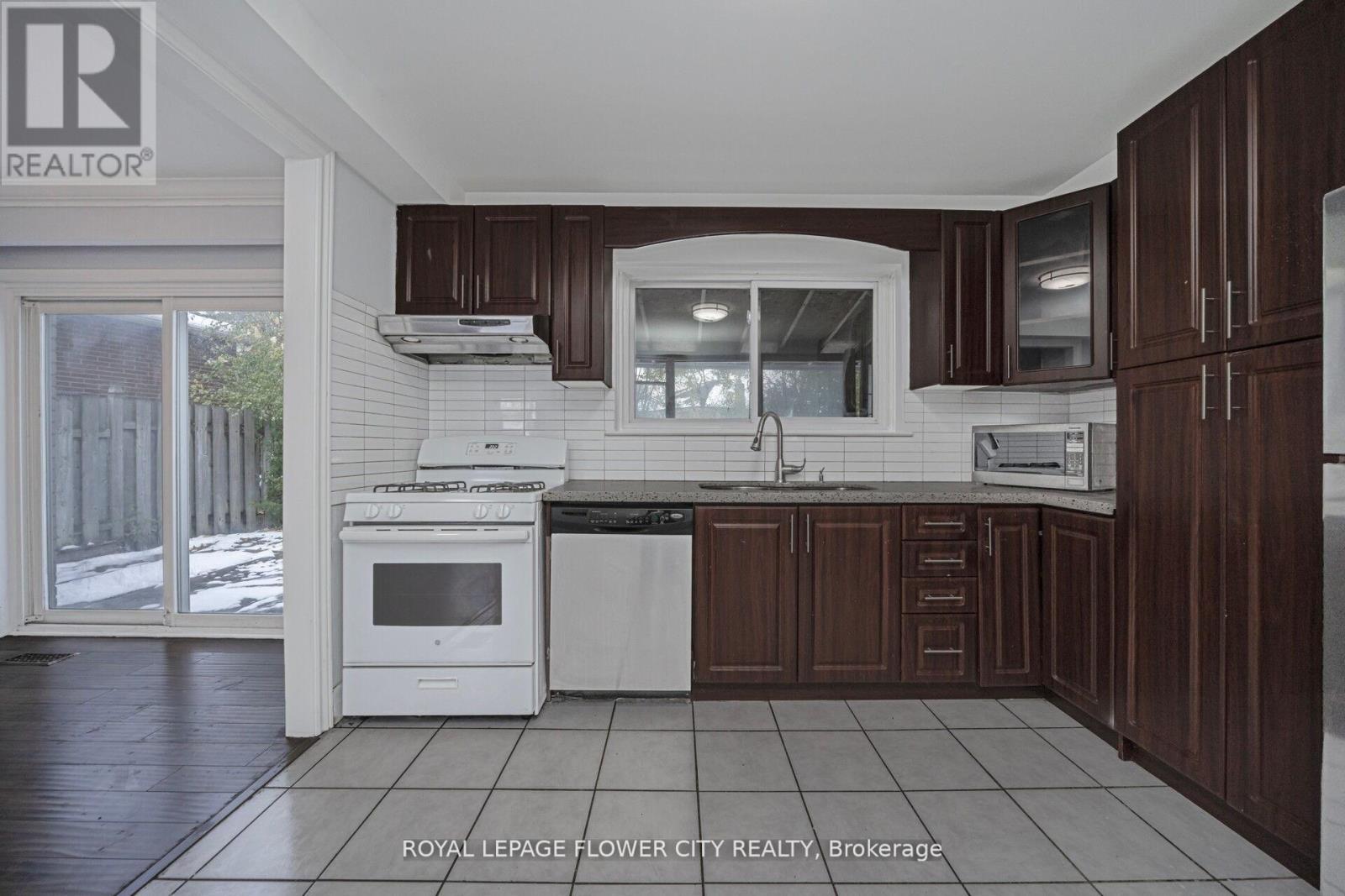 60 Lexington Avenue, Toronto, Ontario  M9V 2G8 - Photo 13 - W12979614