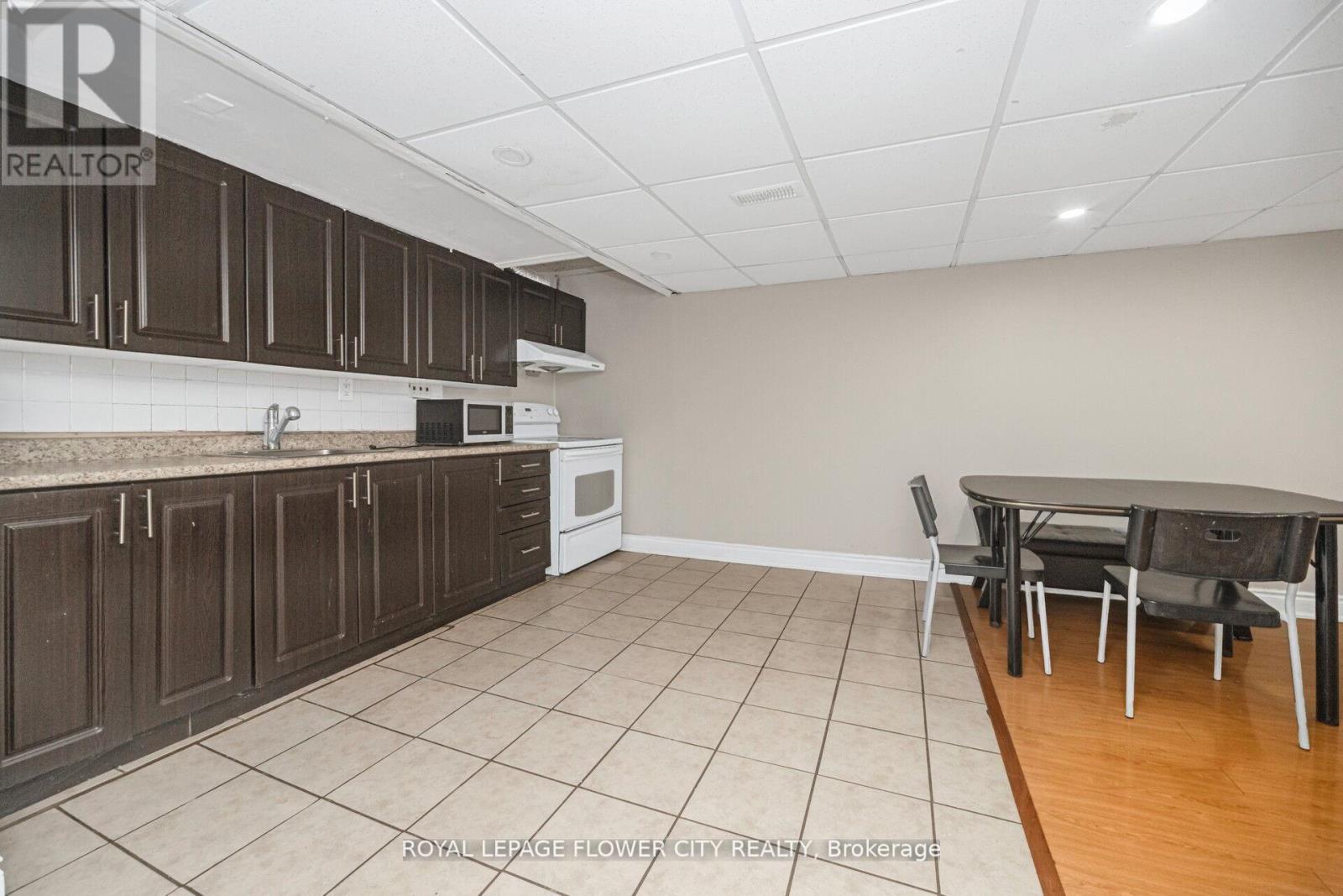 60 Lexington Avenue, Toronto, Ontario  M9V 2G8 - Photo 33 - W12979614