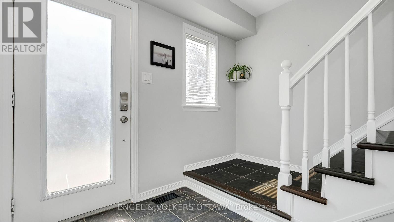 505 Burleigh Private, Ottawa, Ontario  K1J 1J9 - Photo 5 - X12979726