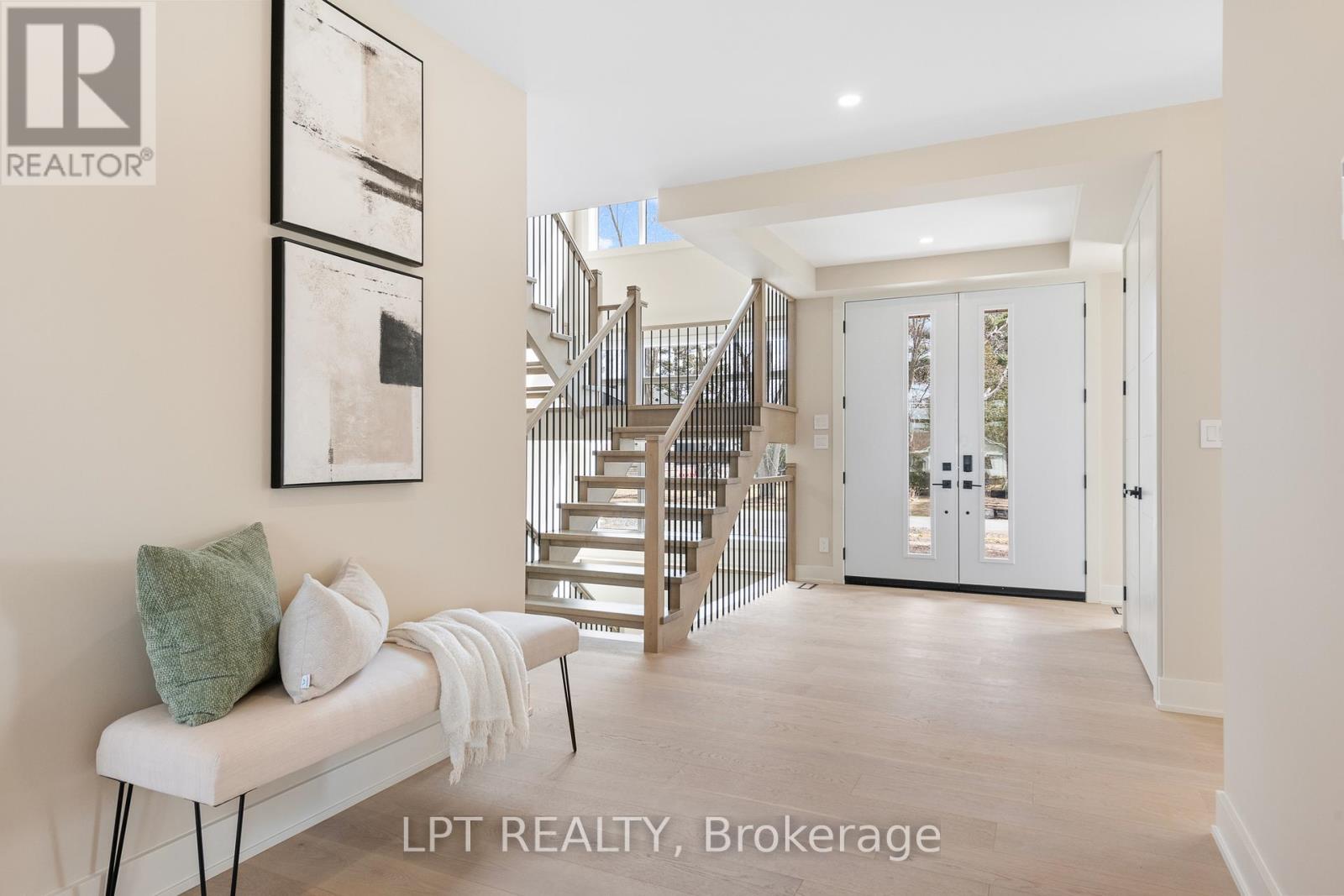 15 Briggs Avenue, Ottawa, Ontario K2E 6W5 - Photo 4 - X12979786