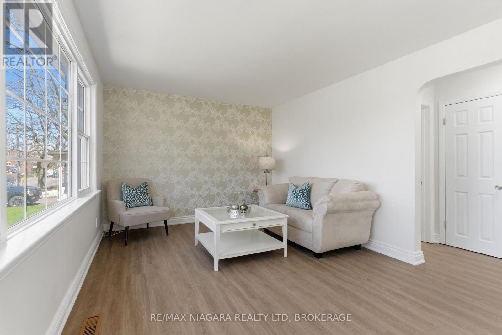 5654 Drummond Road, Niagara Falls, Ontario  L2G 4L4 - Photo 2 - X12979692