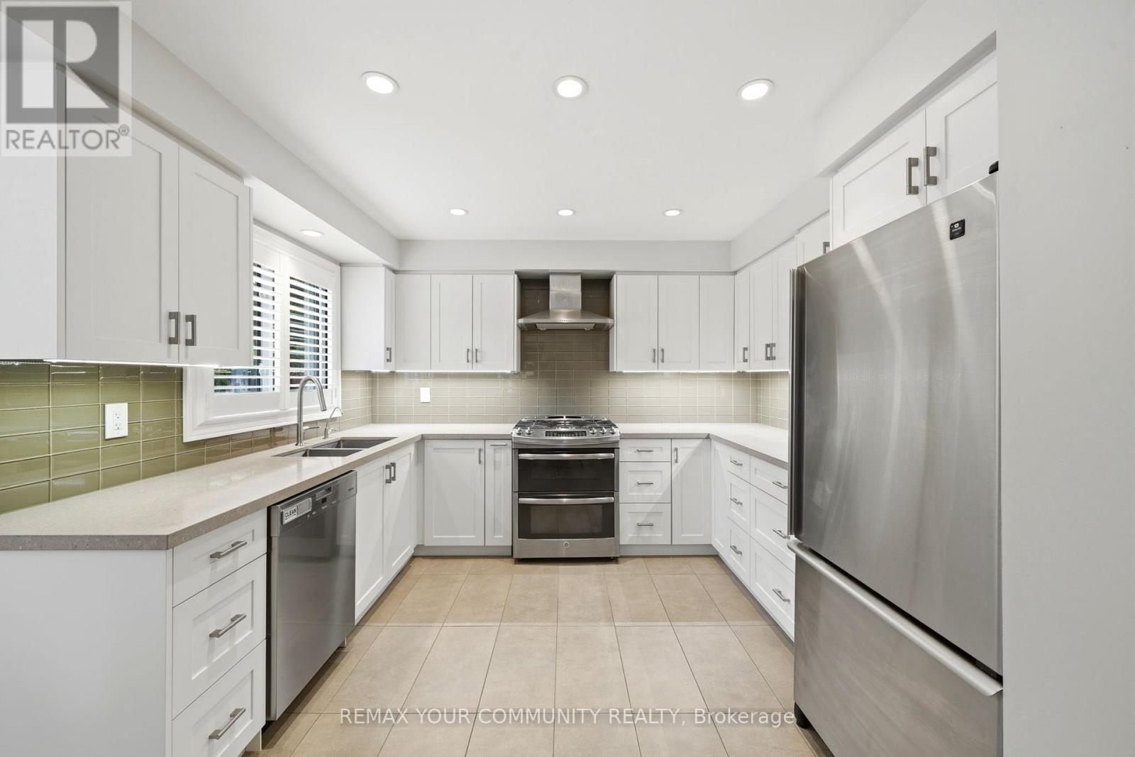 29 Mcgee Crescent, Aurora, Ontario  L4G 6L8 - Photo 10 - N12979684