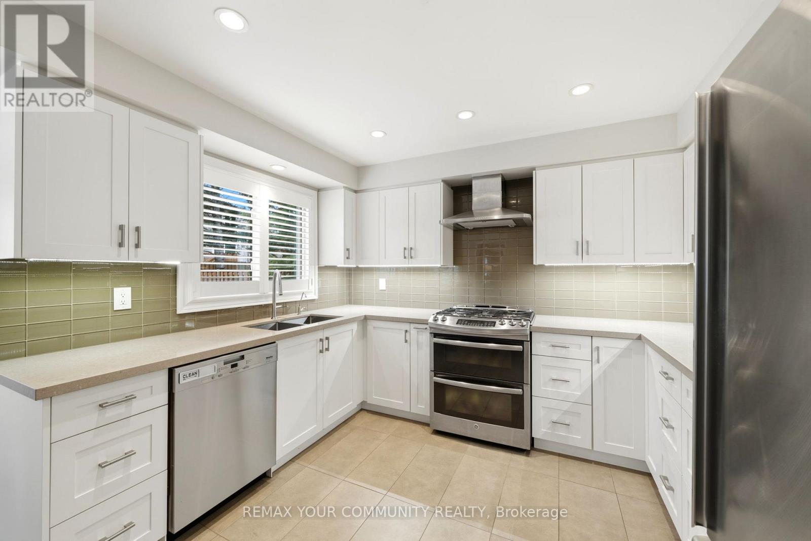 29 Mcgee Crescent, Aurora, Ontario  L4G 6L8 - Photo 11 - N12979684