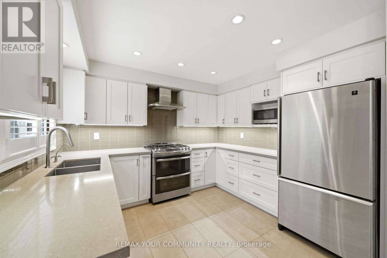 29 Mcgee Crescent, Aurora, Ontario  L4G 6L8 - Photo 12 - N12979684