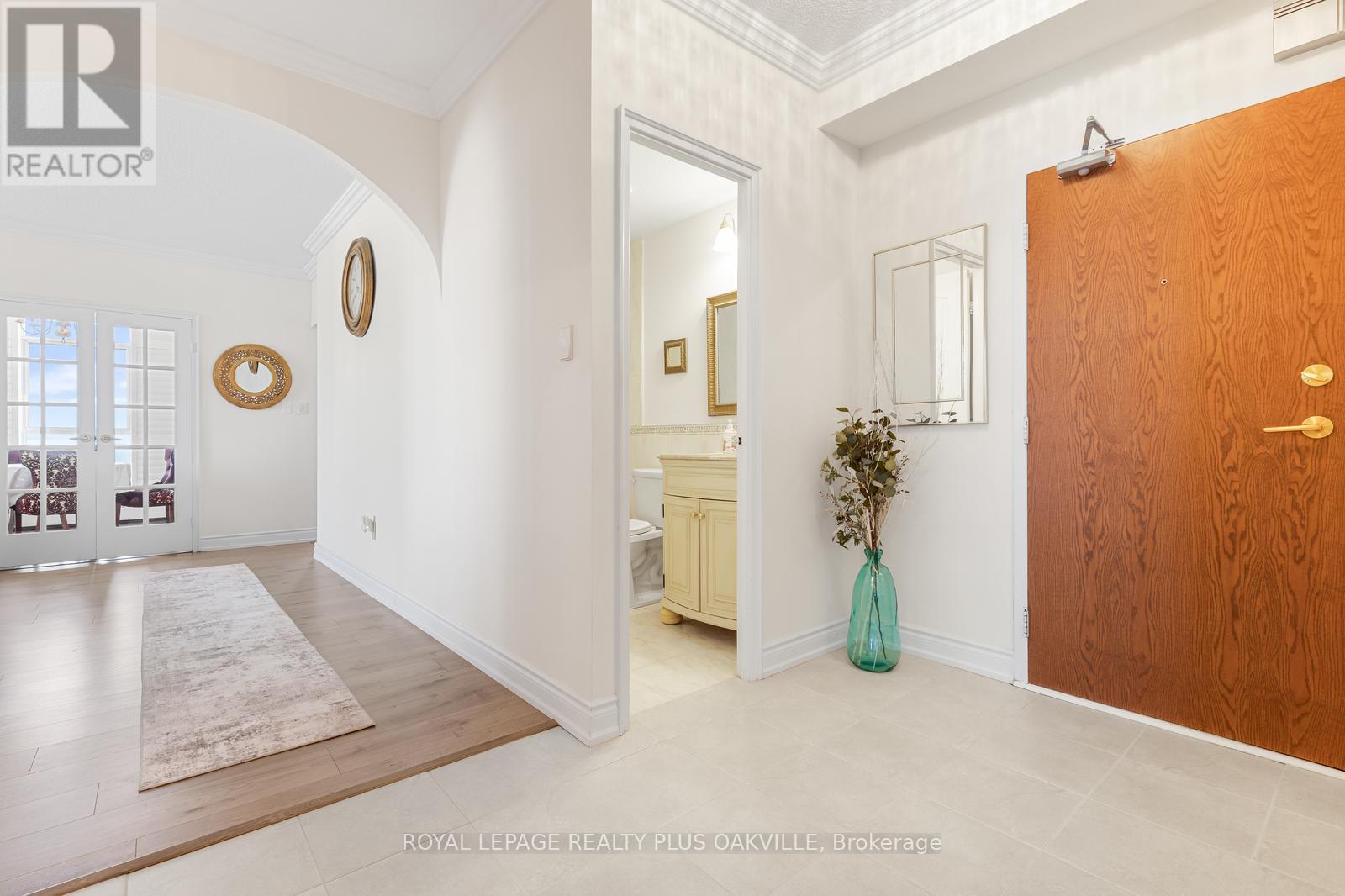 1006 - 5250 Lakeshore Road, Burlington, Ontario  L7L 5L2 - Photo 3 - W12979782