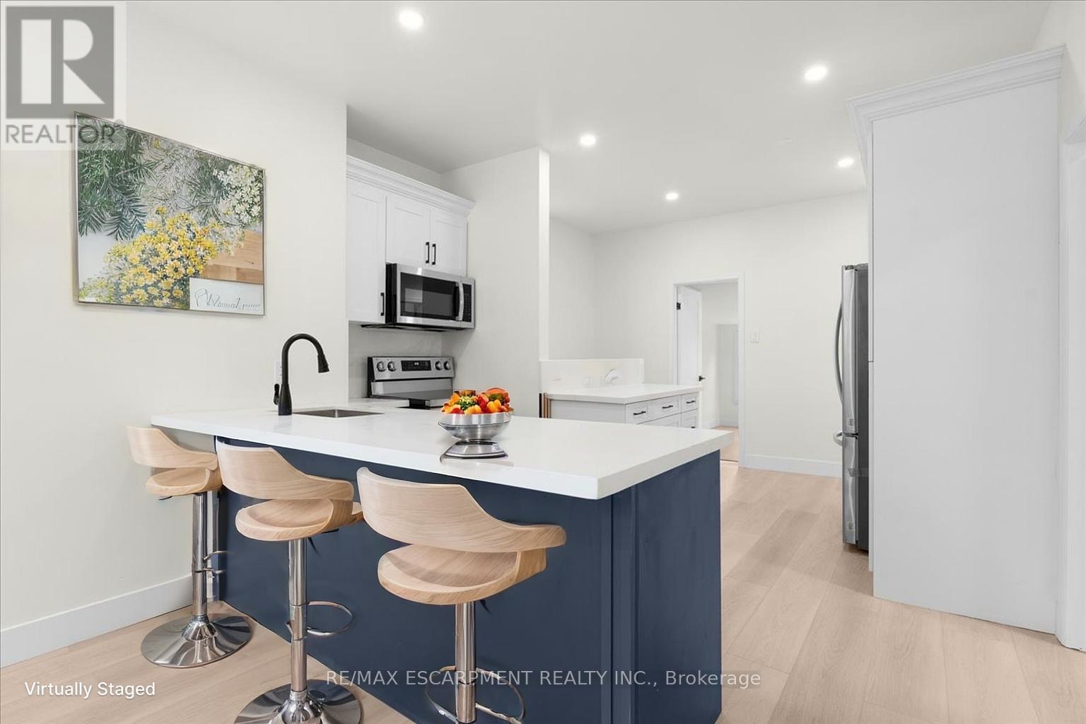 215 Ray Street N, Hamilton, Ontario  L8R 2Y3 - Photo 3 - X12979746