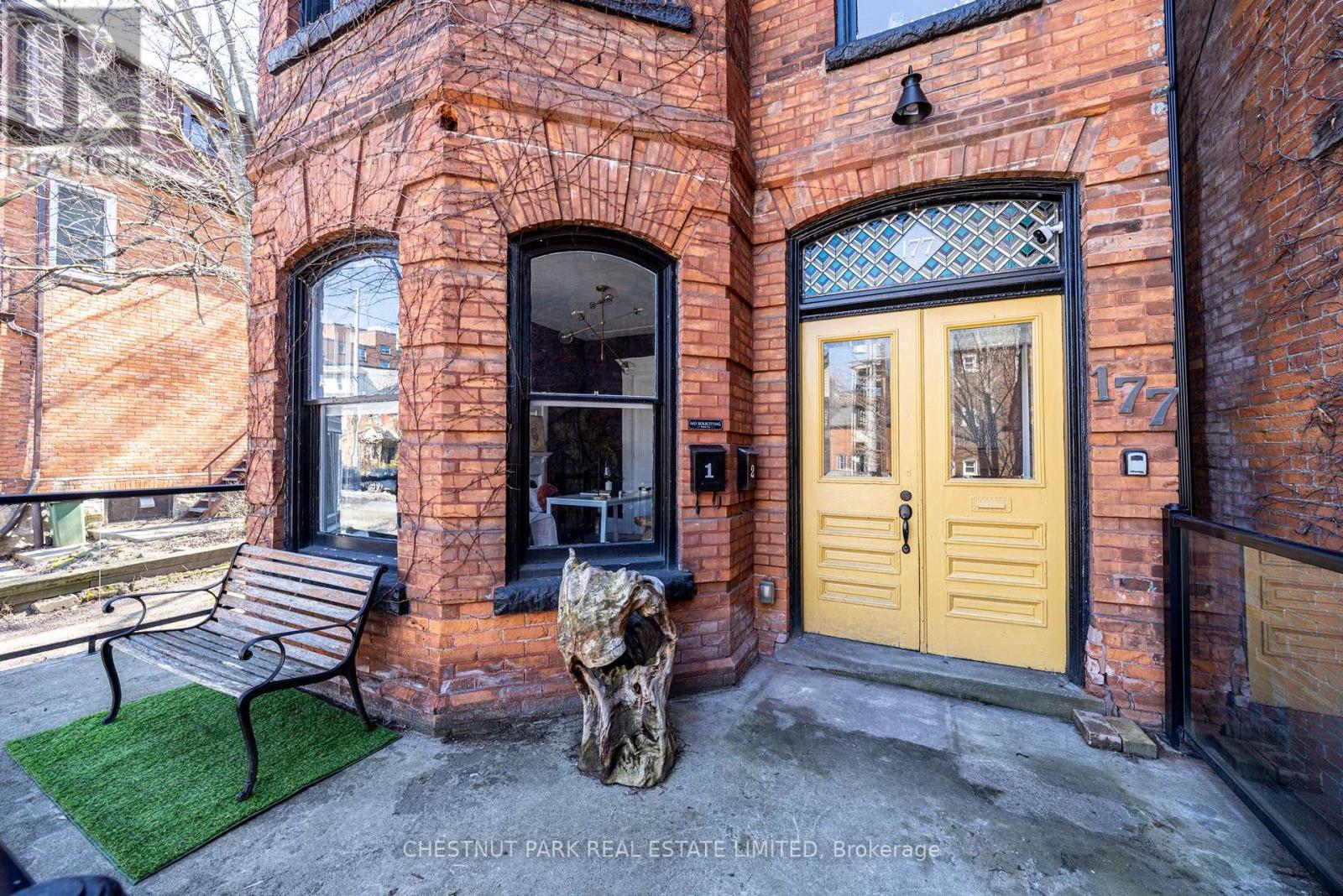 177 Charlton Avenue W, Hamilton, Ontario  L8P 2C8 - Photo 2 - X12979784