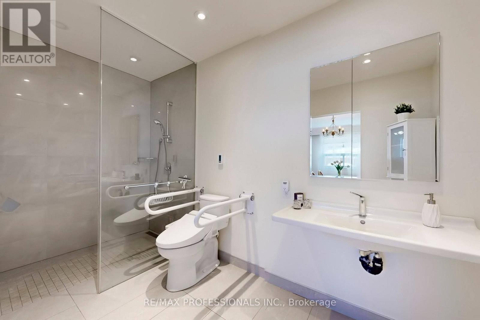 134 Giltspur Drive, Toronto, Ontario  M3L 1M9 - Photo 11 - W12978320