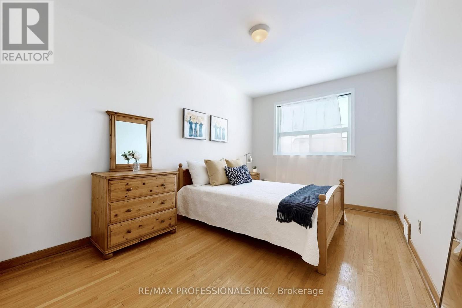 134 Giltspur Drive, Toronto, Ontario  M3L 1M9 - Photo 14 - W12978320