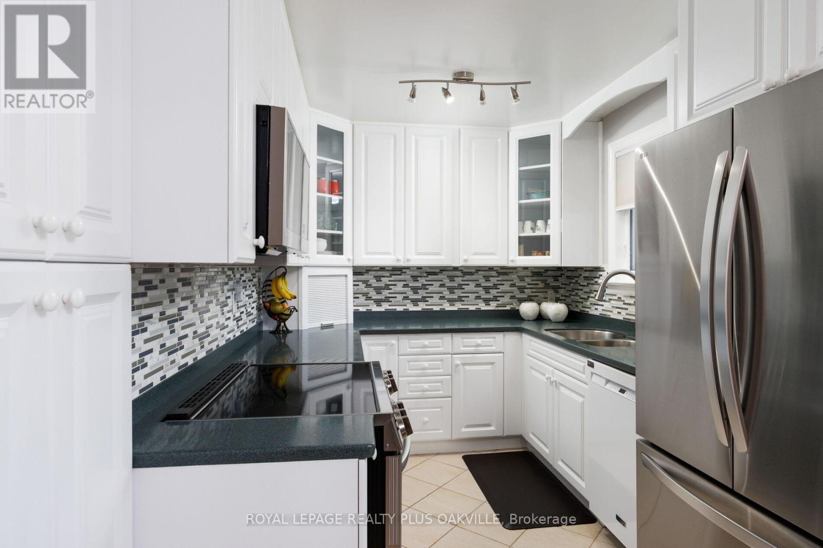 475 Sunset Drive, Oakville, Ontario  L6L 3N3 - Photo 10 - W12979494