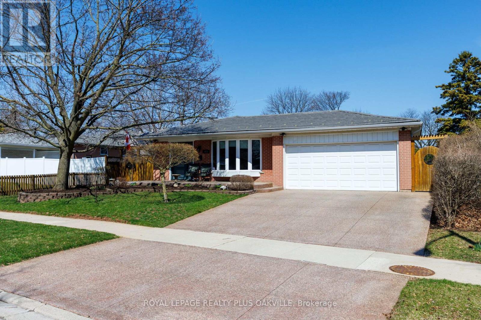 475 Sunset Drive, Oakville, Ontario  L6L 3N3 - Photo 2 - W12979494