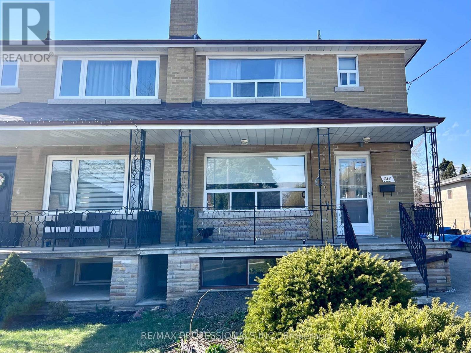 134 Giltspur Drive, Toronto, Ontario  M3L 1M9 - Photo 3 - W12978320