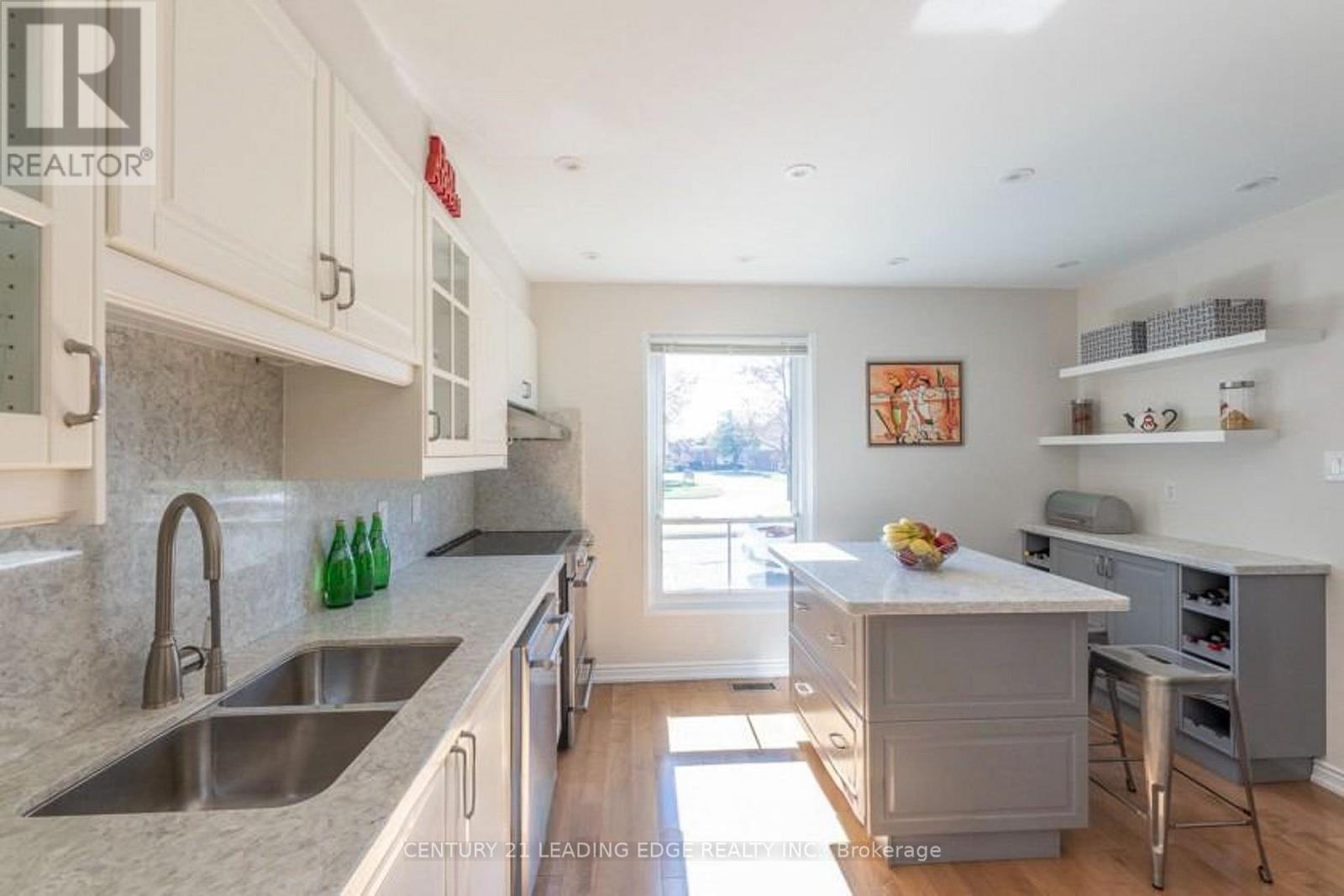 49 - 713 BURNHAMTHORPE ROAD, Toronto, Ontario