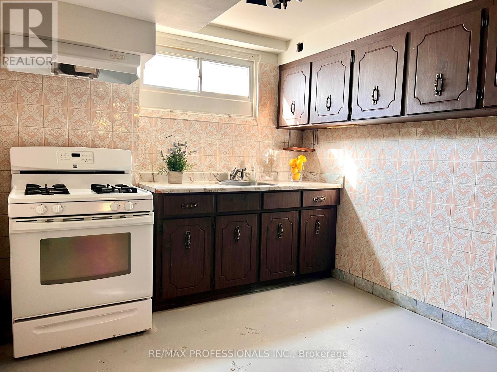 134 Giltspur Drive, Toronto, Ontario  M3L 1M9 - Photo 28 - W12978320